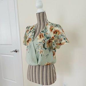 NWOT ASTR Crop Flutter Floral Blouse XS X-Small